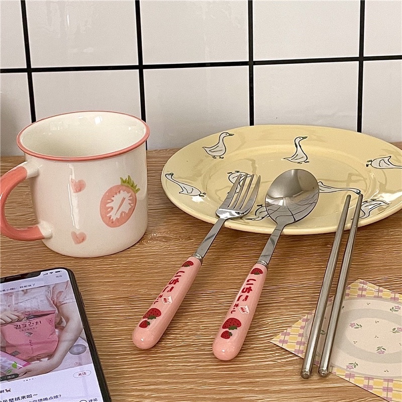 Set Thìa nĩa đũa cá nhân cơm trưa văn phòng chất liệu inox hoạ tiết dâu tây đáng yêu