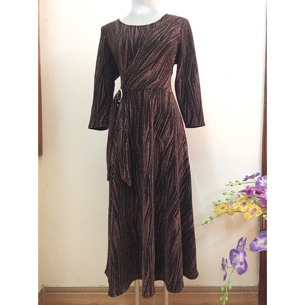 Đầm vạt chéo nơ eo che bụng trung niên màu nâu kim tuyến dáng maxi