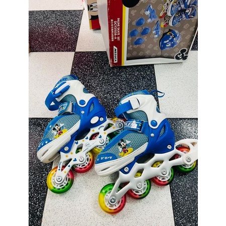 Giày patin chính hãng Disney mới xịn nhaaaaa . Có 1 màu thôi  Chân bé từ 27-30 mang vừa