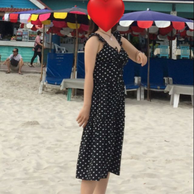 Váy đen chấm bi đi biển