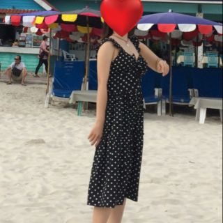 Váy đen chấm bi đi biển