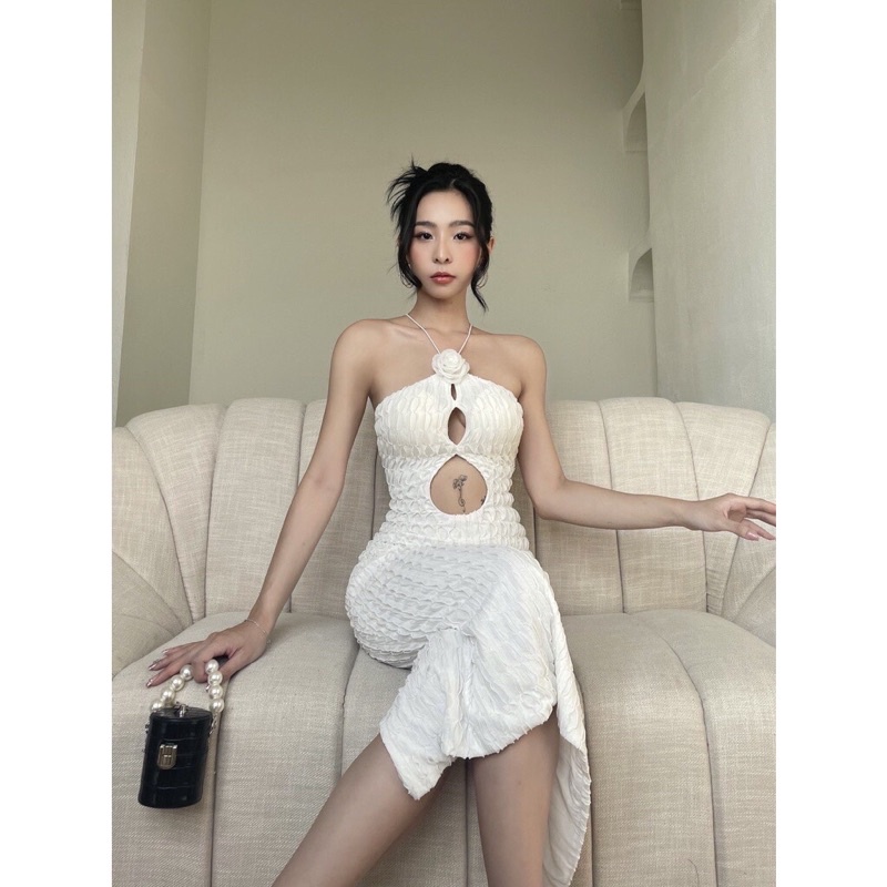 Đầm nữ thiết kế loại 1 ôm body khoét ngực bông hoa hở lưng đan dây 2 màu đen trắng rần rần toptop