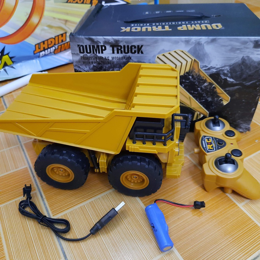 Xe tải dump truck 1:24 điều khiển từ xa sử dụng pin sạc 3.7v 14500 500mah sóng 2.4G