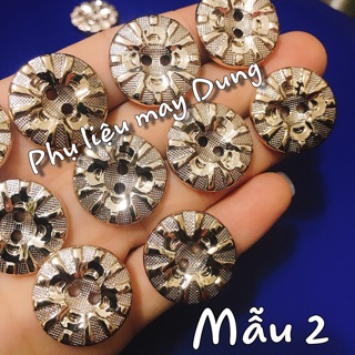 Nút 2 lỗ xi vàng khắc hoa văn