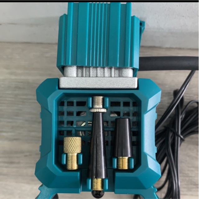 Dụng Cụ Bơm Hơi và Kiểm Tra Hơi Lốp Xe ôtô  12V Total TTAC1406 Kèm 1 đèn Led, dây nguồn 3M,1 pin kẹp và 4 vòi phun