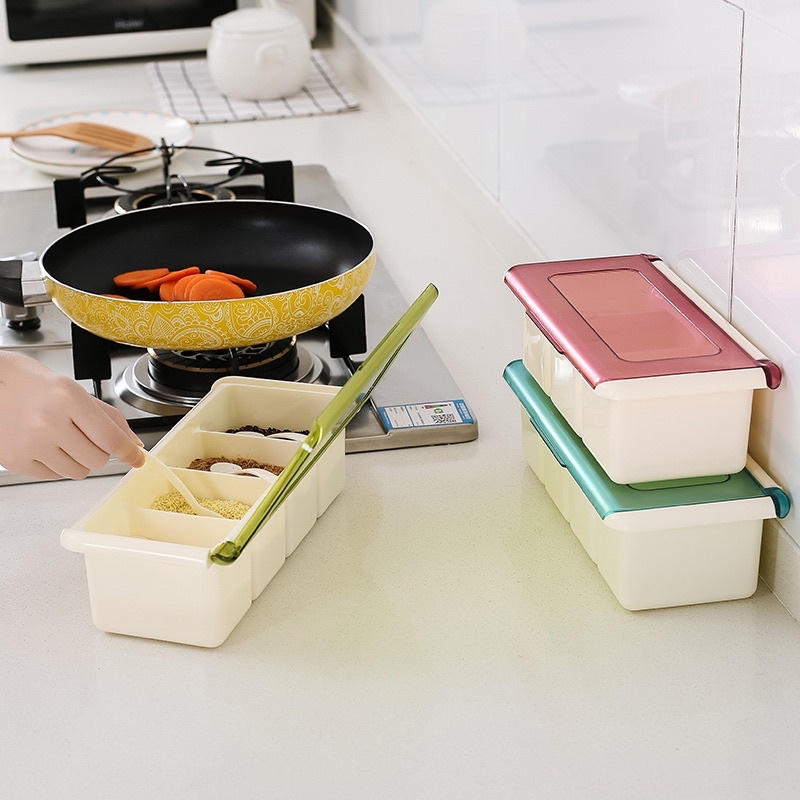 KHAY ĐỰNG GIA VỊ BẰNG NHỰA THIẾT KẾ 4 NGĂN CÓ NẮP ĐẬY GIÚP BẢO QUẢN GIA VỊ TỐT HƠN TẶNG KÈM MUỖNG