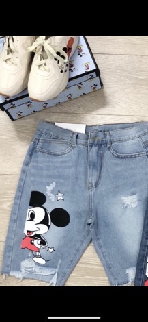 Quần jean ngố rách mickey