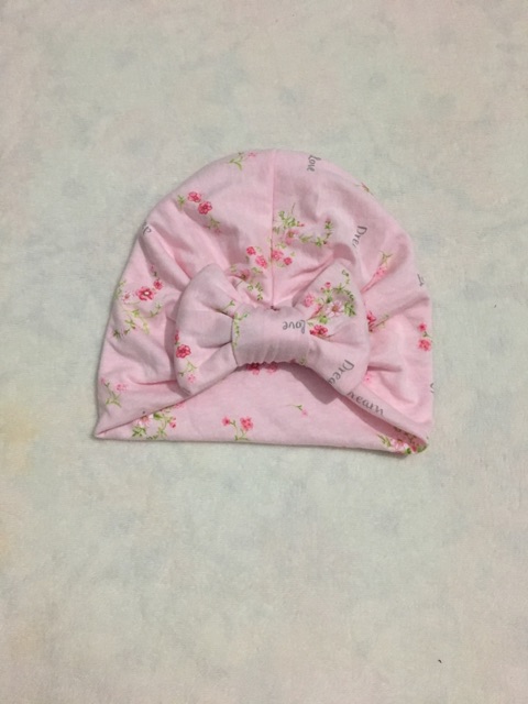 Mũ turban nơ cho bé: màu hồng phấn hoạ tiết hoa nhí