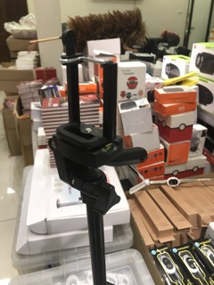 Giá đỡ điện thoại Tripod Kèm Remote Bluetooth