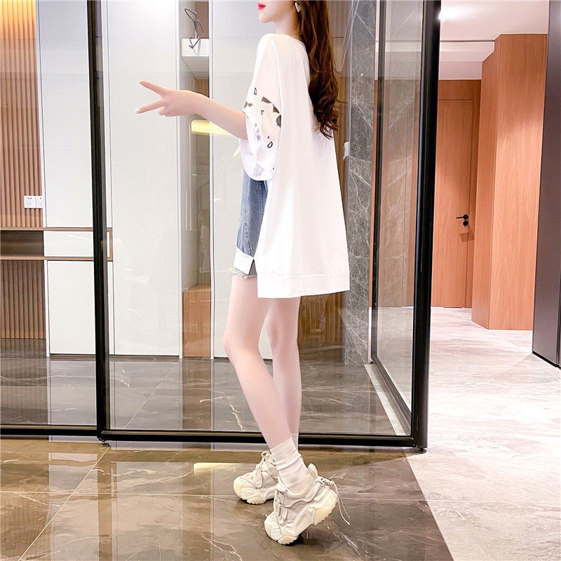 Áo thun tay ngắn dáng rộng phối vải denim thiết kế xẻ tà phong cách đường phố thời trang cho nữ