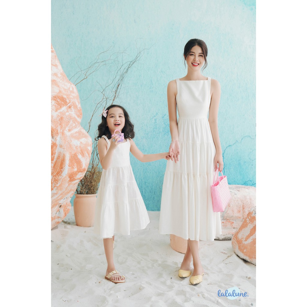 Đầm linen trắng lala dress chéo lưng lalalune cho mẹ và bé 3-7 tuổi.