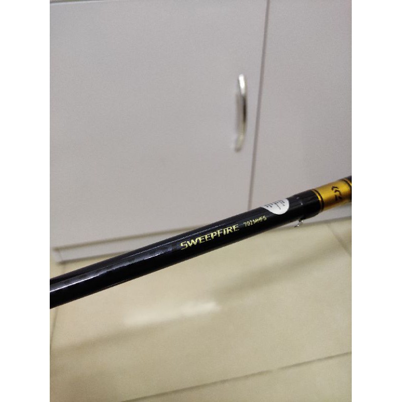 Cần câu lure 2 khúc Daiwa Sweepfire gắn máy đứng