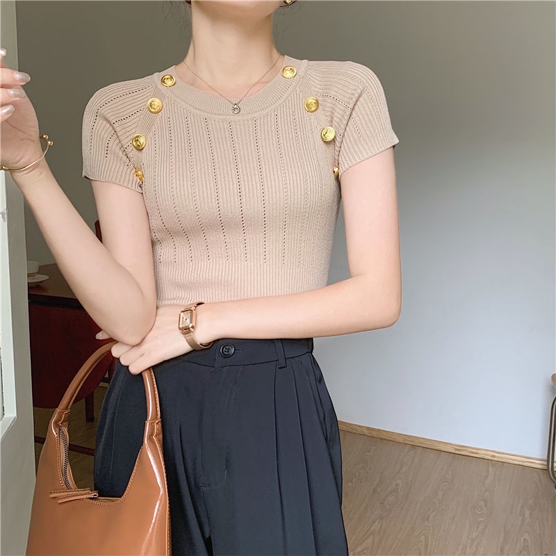 Áo Thun Ngắn Tay Cổ Tròn Phối Nút Kim Loại Xinh Xắn Dành Cho Nữ