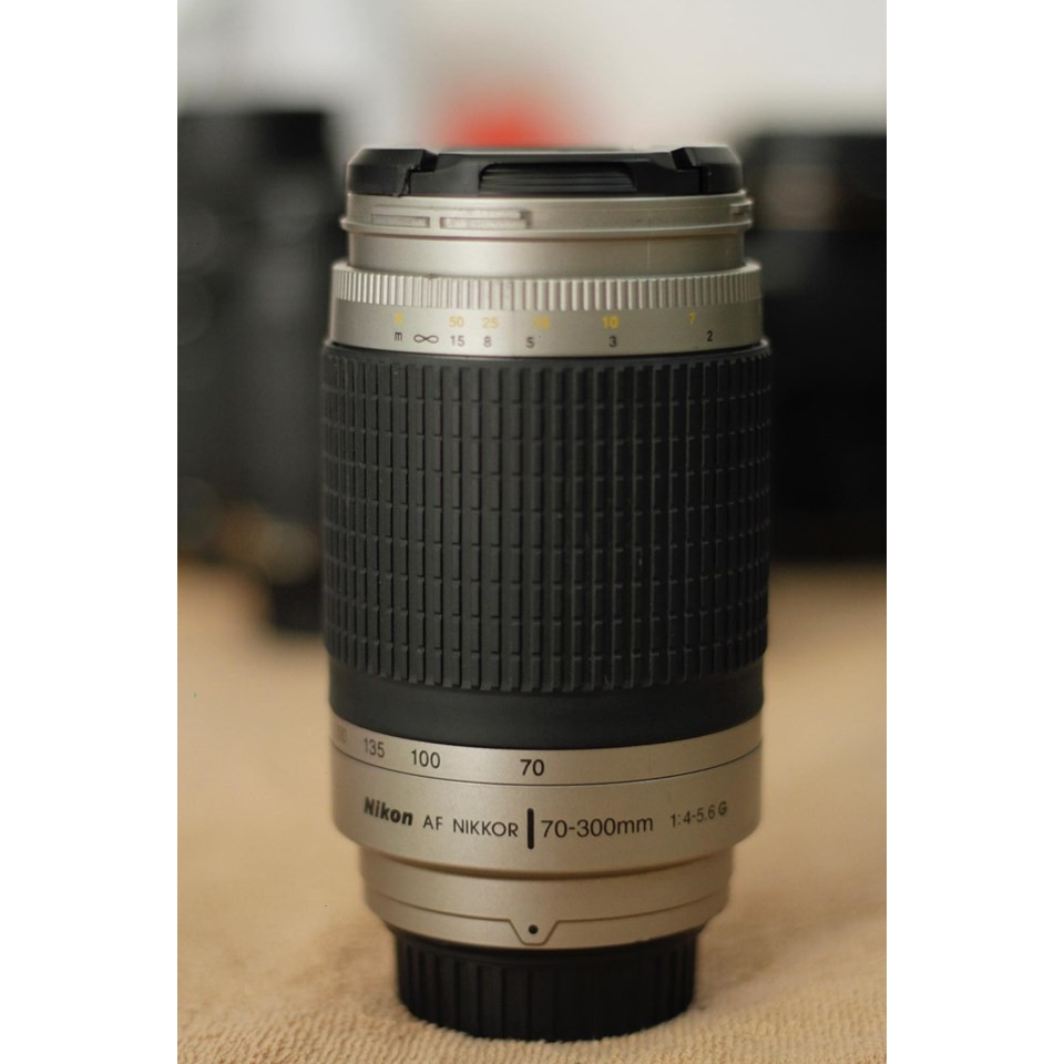 Lens AF-D Zoom-Nikkor 70-300mm f / 4-5.6D