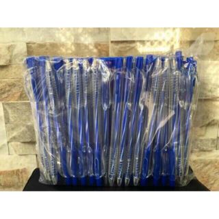 1 cây viết bi xanh