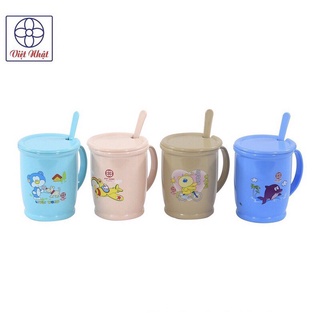 Ca, cốc hàng đẹp có nắp và thìa đi kèm nhựa Việt Nhật. Cốc uống nước cho bé