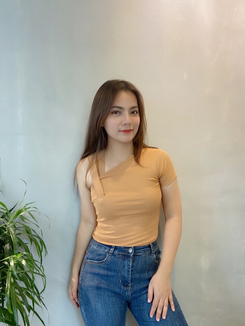 áo thun tay ngắn nữ croptop kiểu lệch vai