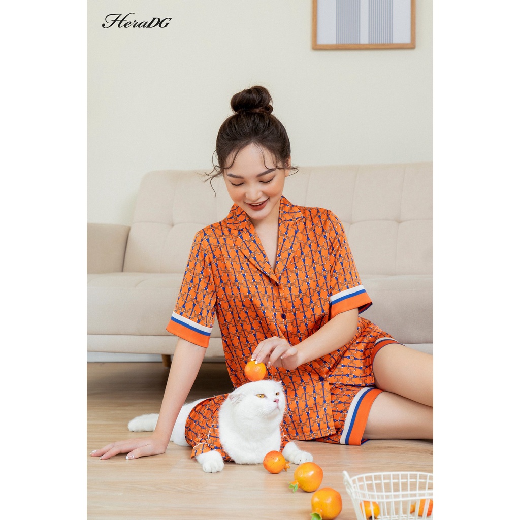 Bộ mặc nhà Pyjama nữ mùa hè lụa Luxury 25% wool  họa tiết độc quyền HeraDG Homewear áo tay cộc quần đùi phối gấu 3017