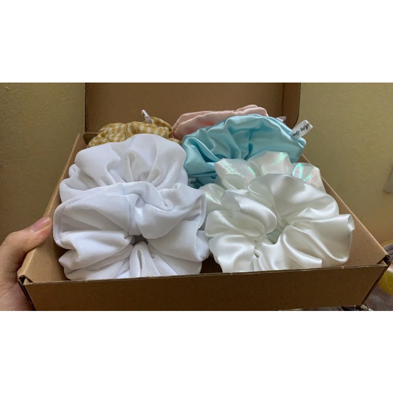 Scrunchies thiết kế. Dây cột tóc lụa mềm mịn.