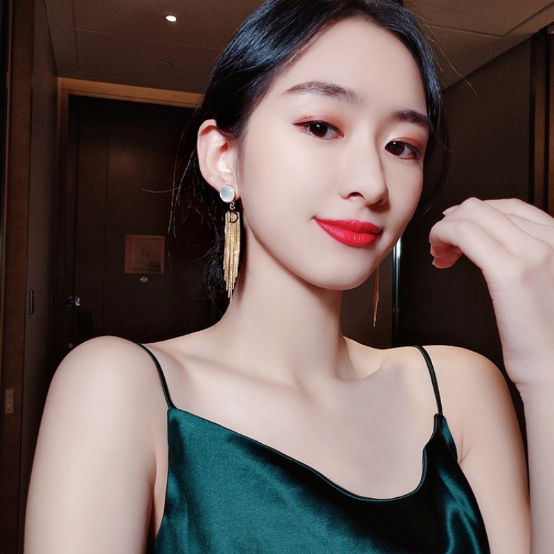 Đôi Khuyên Tai Dài Tua Rua Hình Chữ D Phong Cách Âu Mỹ Cao Cấp