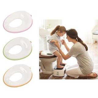 Lót bồn cầu tập ngồi có viền chống trượt cho bé