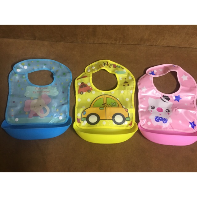 Yếm ăn dặm có máng hứng cho bé yêu