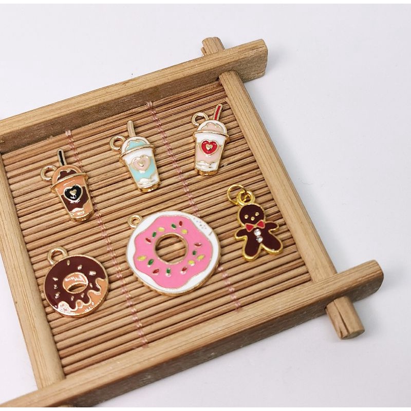 Charm kim loại ly nước và bánh donut