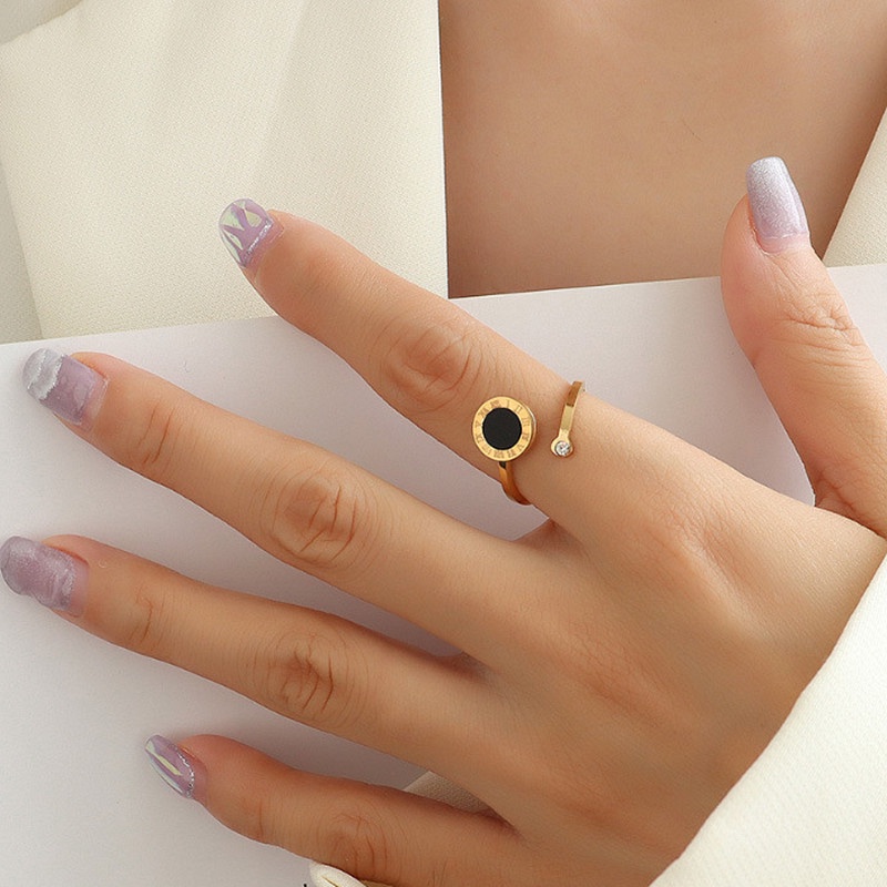 Nhẫn titan nữ không gỉ thiết kế mặt đen tròn khắc số la mã thời trang thanh nhã