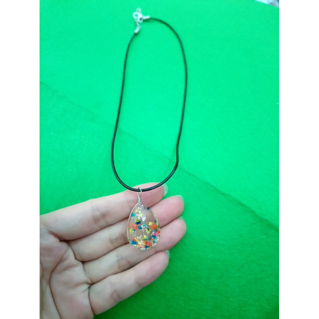 Dây chuyền vòng cổ da mặt trong suốt ép hoa khô, mẫu đẹp y hình lun vì hình shop tự chụp nha các bạn. Giá chỉ 28k bao gồ