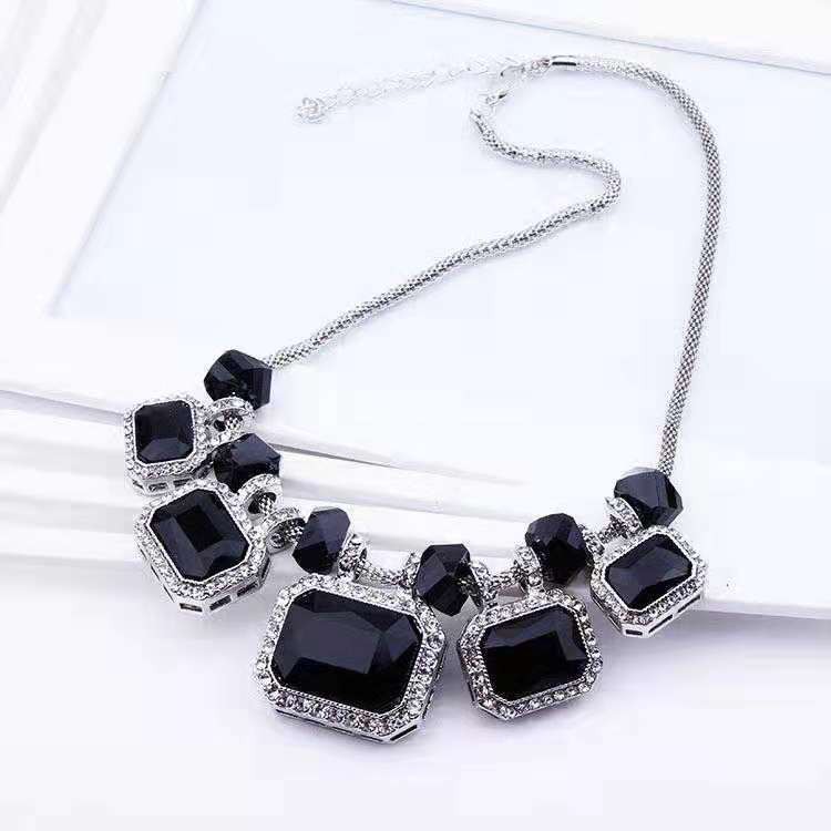 Vòng cổ charm chữ nhật mặt đá đen dây chuyền cổ điển