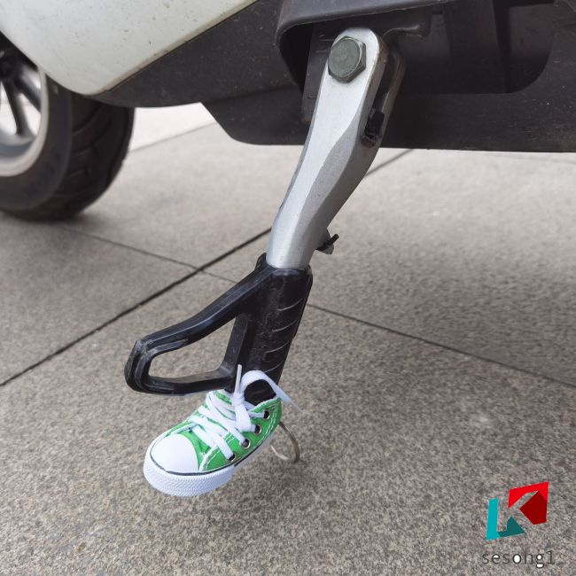 Chân Chống Xe Máy/Xe Đạp Điện Hình Đôi Giày Nhỏ Xinh