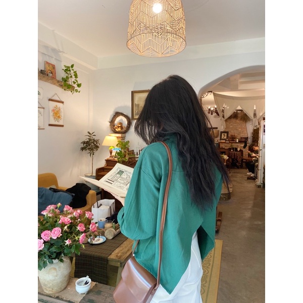 Áo sơmi nữ cách điệu màu trắng và xanh cổ vịt xẻ vạt phía sau phối cùng quần jeans-âu Wepretty Clothes | BigBuy360 - bigbuy360.vn