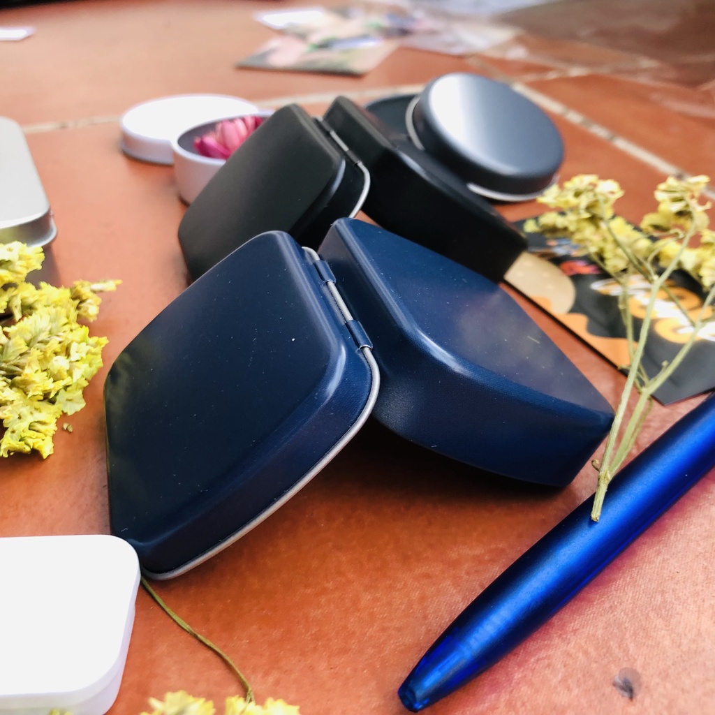 1 hộp thiếc kim loại dùng đựng đồ dùng gia đình