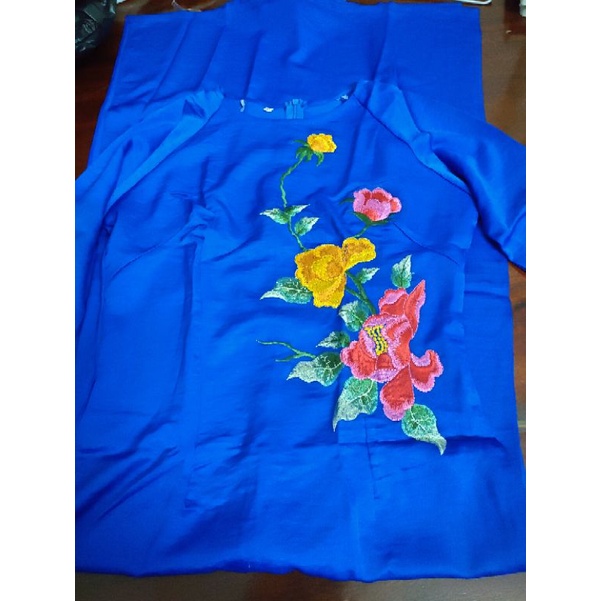 Áo dài màu xanh coban cổ tròn