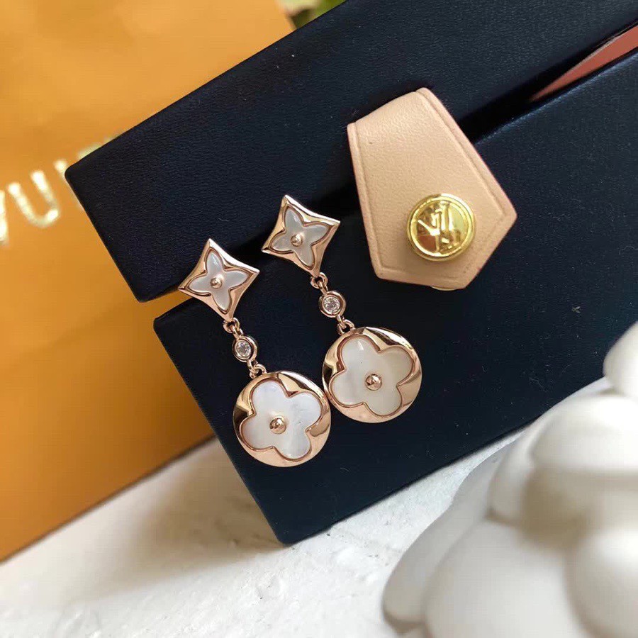Cặp khuyên tai mặt hình hoa bối mẫu màu trắng và vàng đồng khắc tên thương hiệu LV hàng mới