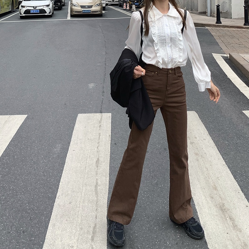 Quần jean lưng cao ống loe form ôm theo phong cách retro dễ phối đồ