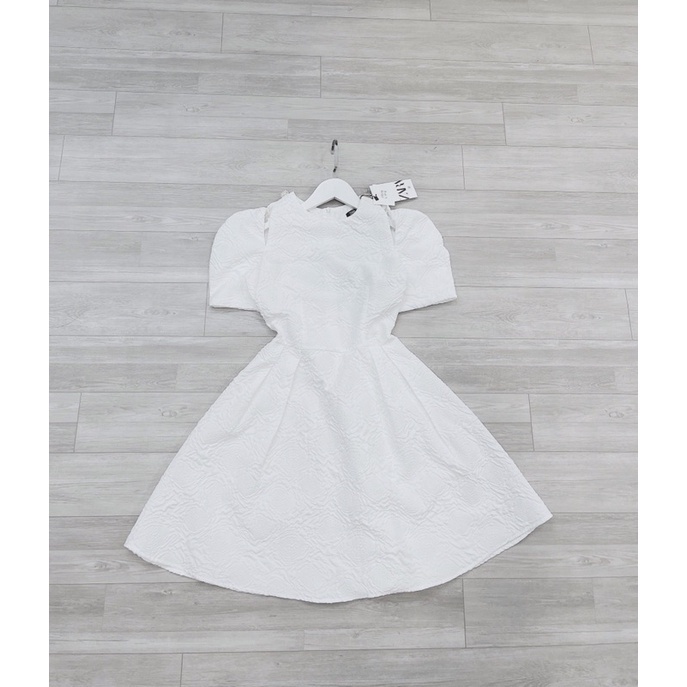 Váy xốp trắng khoét vai hoa đá tay phồng xoè