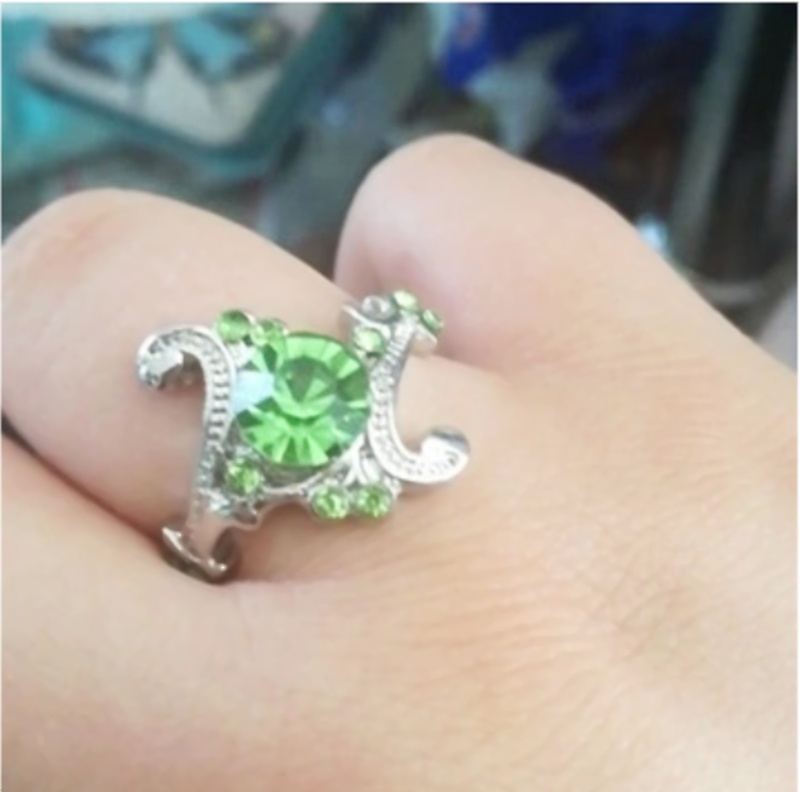 Nhẫn đính hôn khảm đá pha lê xanh lá phong cách trường pháp thuật Hogwarts Slytherin