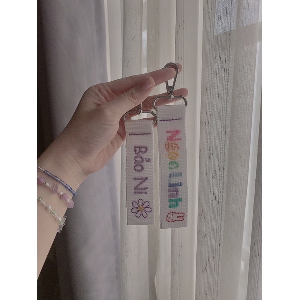 Name tag móc khoá thêu tên theo yêu cầu màu trắng