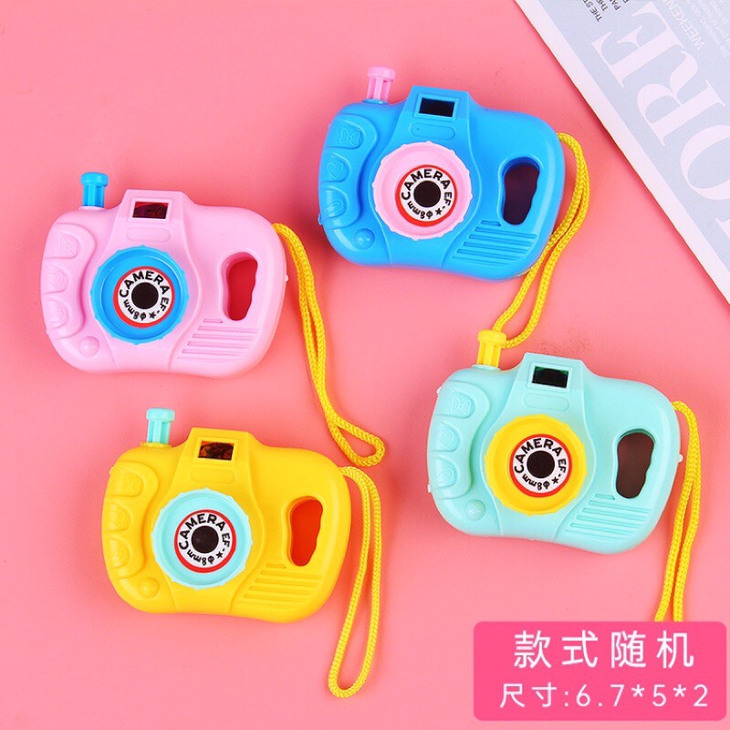 Đồ chơi máy ảnh kích thích thị giác cho bé.