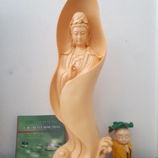 Tượng Quan Âm Trong Lá Sen