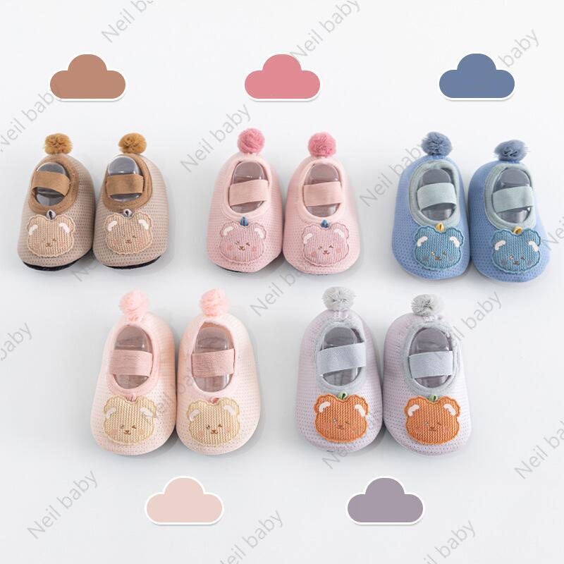 Giày Lưới Rỗng Thoáng Khí Đế Thấp Chống Trượt Nhẹ Thoải Mái Có Dây Đeo Hình Gấu Cho Trẻ Sơ Sinh