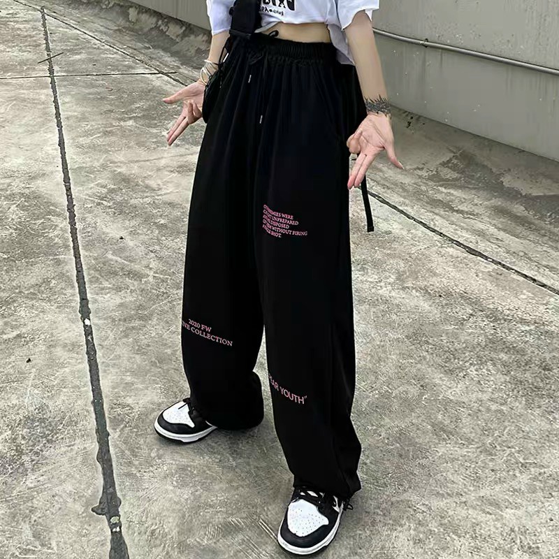 Quần jogger UNisex cho cả Nam và Nữ, quần dài màu đen chữ đỏ In 5D phong cách đường phố chất liệu cao cấp dày dặn.