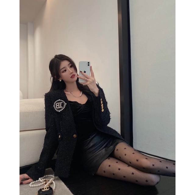 Áo khoác dạ dáng vest không cổ ngực có huy hiệu gắn đá thương hiệu thời trang cao cấp Balmain