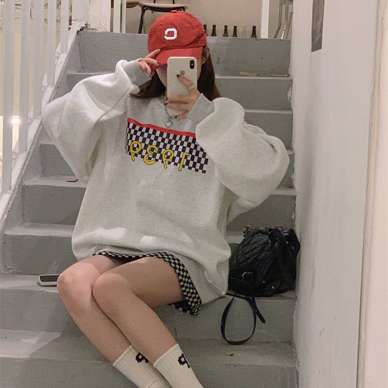 Set áo len họa tiết kẻ sọc và chân váy phong cách retro thời trang 2022