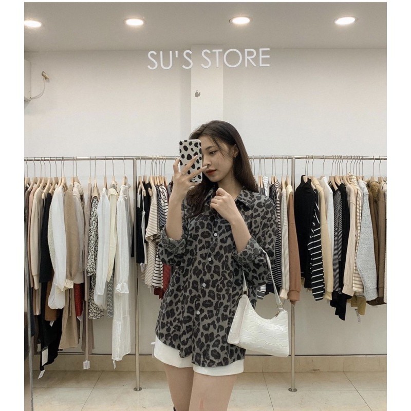 Áo sơ mi nữ báo đốm phom rộng dài 72cm, Áo sơ mi nữ hoạ tiết báo đốm kiểu dáng đuôi tôm | BigBuy360 - bigbuy360.vn