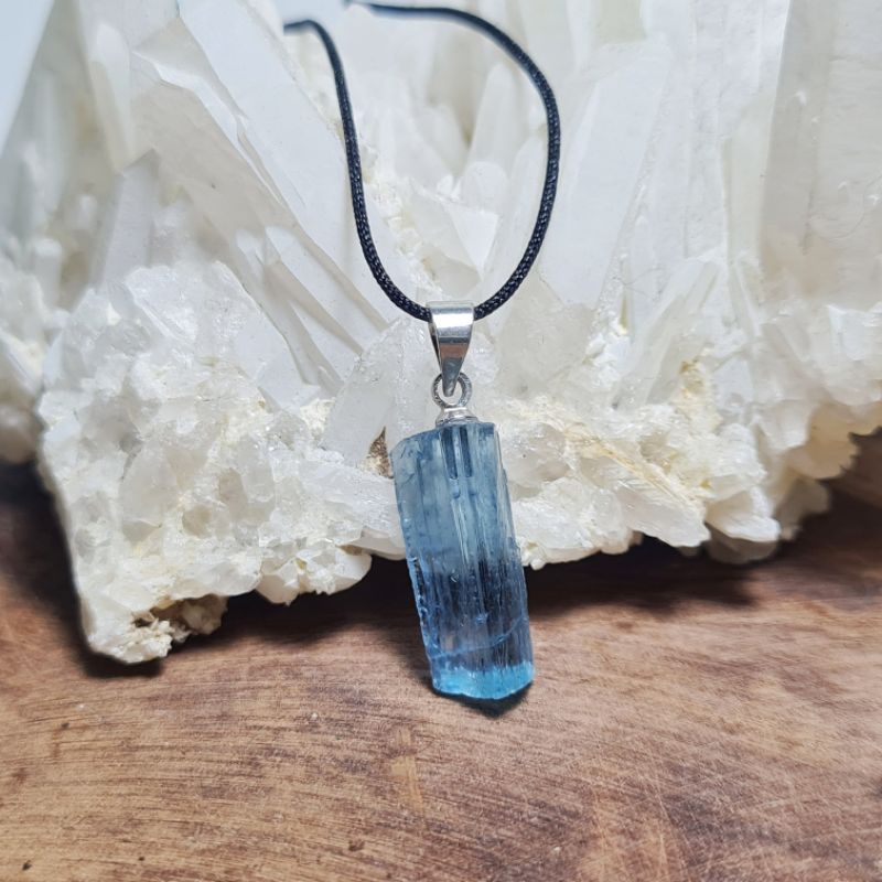 Mặt dây chuyền tinh thể thô Aquamarine