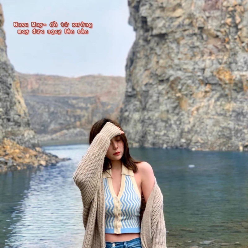 Áo Croptop Nữ Kẻ Sọc 3 Lỗ Cúc Cài Hở Lưng Siêu Xinh Áo crt Cổ Bẻ 2 Màu So Hot | BigBuy360 - bigbuy360.vn