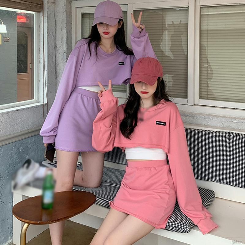Seto áo sweatshirt tay dài cổ tròn và chân váy mini lưng cao phong cách Hàn Quốc cho nữ