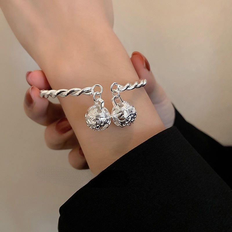 Vòng Đeo Tay Mở Bằng Kim Loại Mạ Bạc Có Chuông Phong Cách Dân Tộc Cổ Điển Thời Trang Cho Nữ